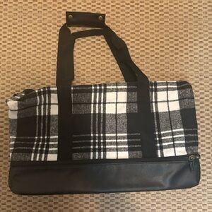 DSW Exclusive Free White Black Plaid Weekender NWOT